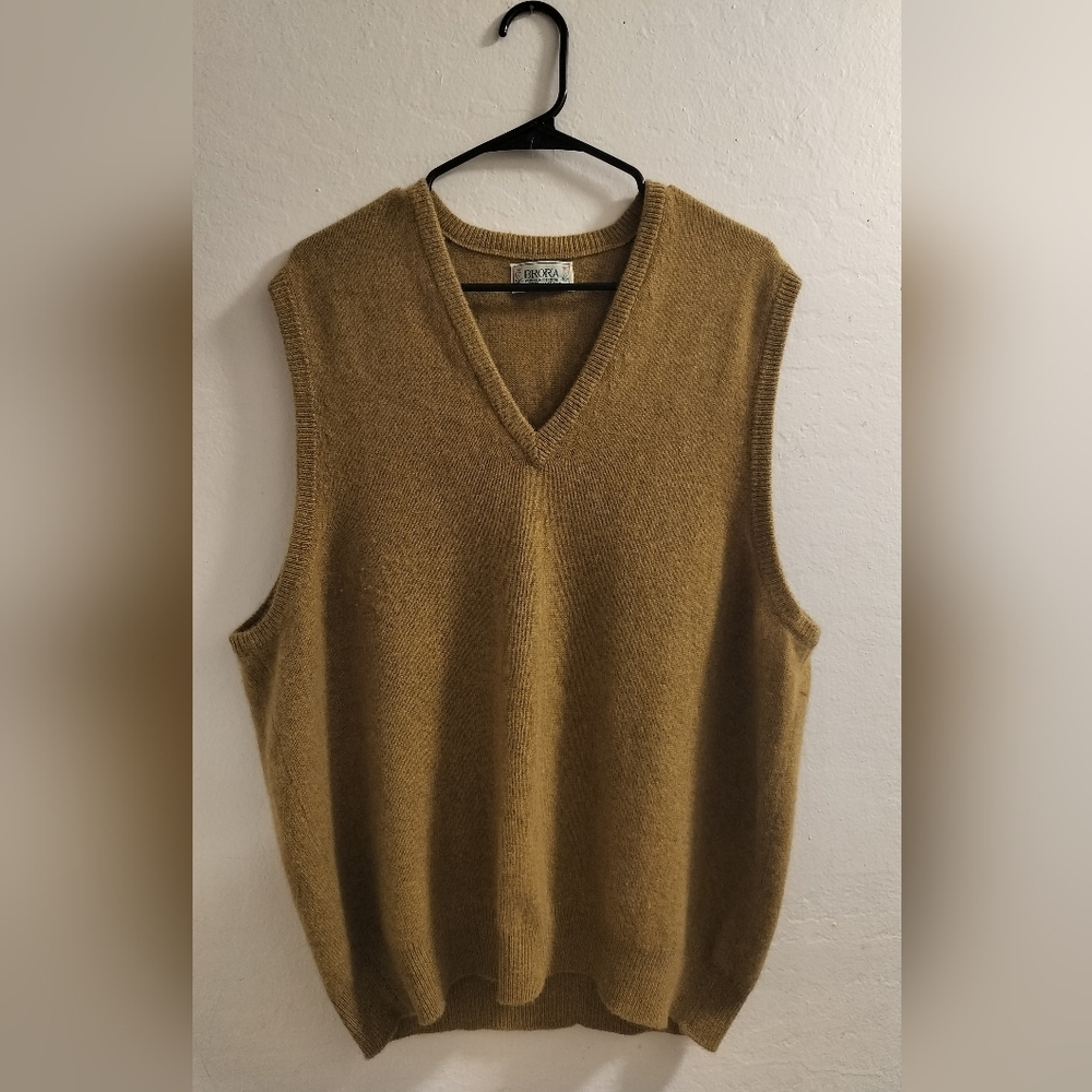 Brora Tan Sleeveless V Neck West L XL 46"  100% Pure Cashmere Made in Scotland